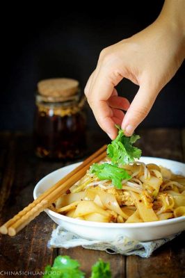 涼皮面館怎麼樣 可以談論涼皮面館的歷史背景及其在現代都市生活中的地位。